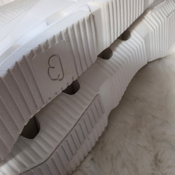 New On Cloud Sneakers - Picture 2 of 9